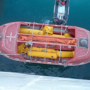 Intervention d'urgence et controle des systèmes d'un canneau de sauvetage à Marseille